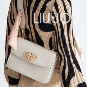 Carteira da Liu Jo Mala da Liu jo Branca e com lenço rosa, as costas de uma mulher com roupas elegantes