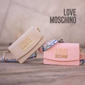 Duas malas da Love Moschino Imagem de duas carteiras da Love Moschino, uma em tom bege, nude e outra em rosa