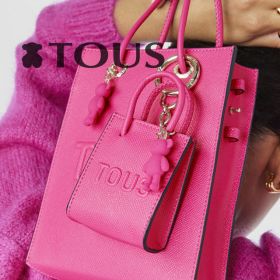 Mala e carteira da Tous em Rosa Imagem de uma mala e uma carteira da Tous no mesmo tom Rosa, pink, lilas